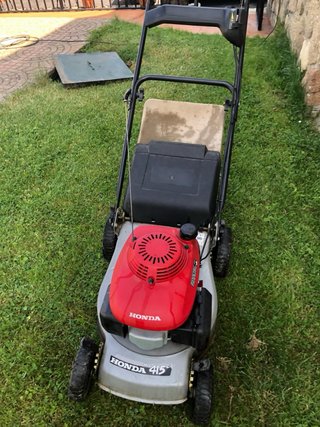 Cortacésped con bolsa recogedora de la marca honda