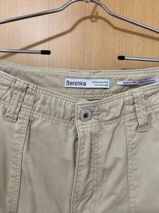 Pantalón cargo Bershka beige