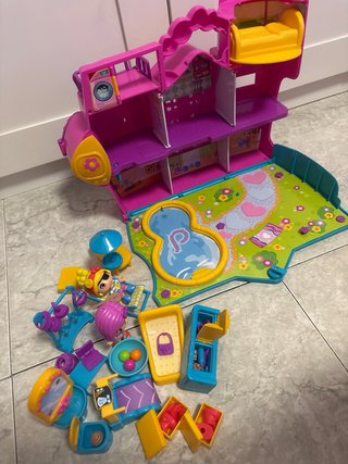 Juego de casas de muñecas y figuras