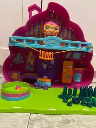 Juego de casas de muñecas y figuras