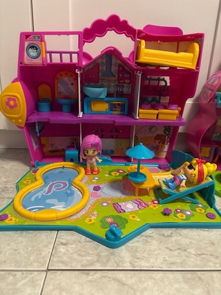 Juego de casas de muñecas y figuras