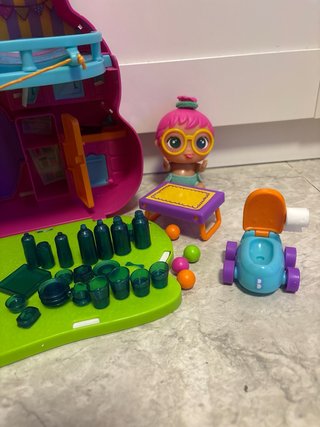 Juego de casas de muñecas y figuras