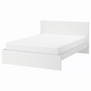 Cama blanca Ikea con colchón
