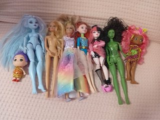Lote de muñecas variadas