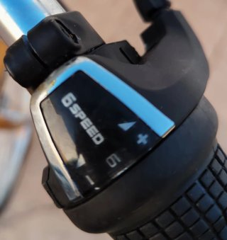 Triciclo dorado con cesta