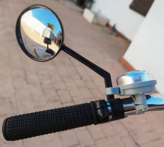 Triciclo dorado con cesta