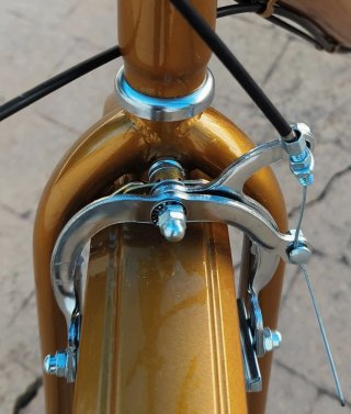 Triciclo dorado con cesta