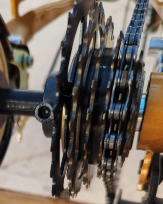 Triciclo dorado con cesta