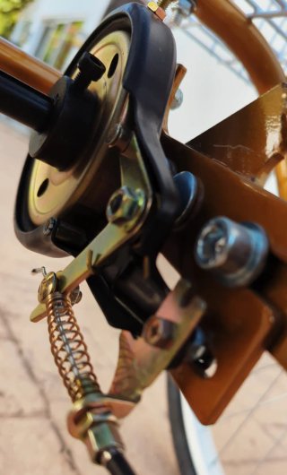 Triciclo dorado con cesta