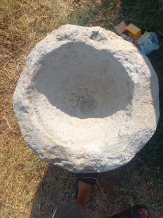 Pila bautismal antigua románica del  de piedra