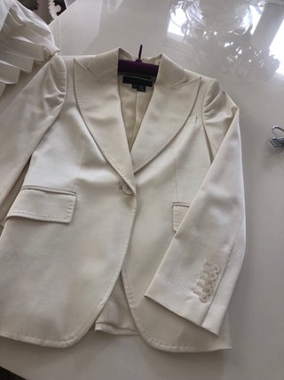 Traje blanco roto con dos faldas