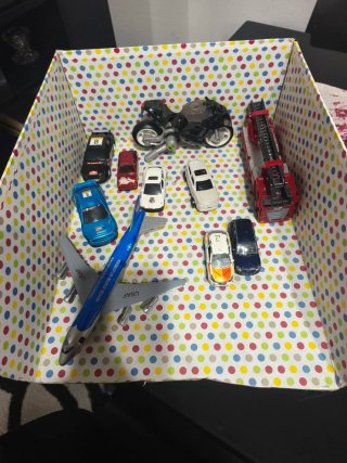 Se regala Caja con coches y avión