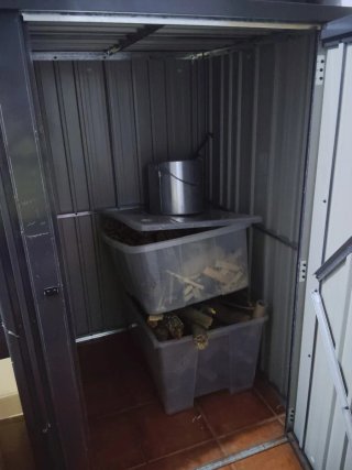 Cobertizo de chapa gris