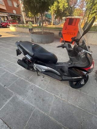Aprilia SR Max 300 Scooter