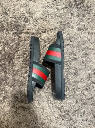 Chanclas Gucci Negras con Rayas Verdes y Rojas