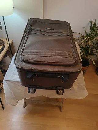 Maleta trolley mediana-grande marrón