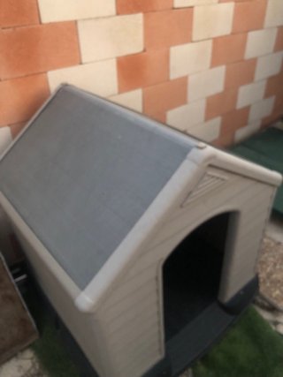 Caseta para perro de resina gris y negra
