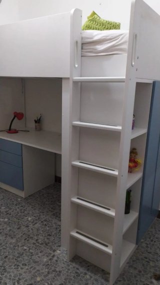 Cama alta Smastad Ikea para niños