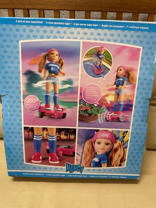 Nancy Patinadora con Hoverboard