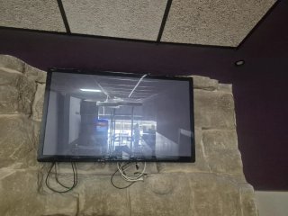 Televisión plana negra una de 42 y otra de 37