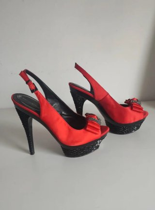 Zapatos de tacón Roberto Botella rojos y negros