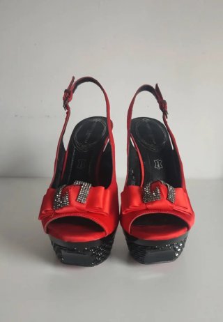 Zapatos de tacón Roberto Botella rojos y negros