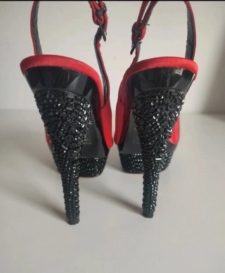 Zapatos de tacón Roberto Botella rojos y negros