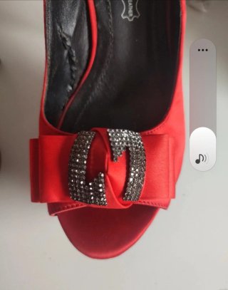 Zapatos de tacón Roberto Botella rojos y negros