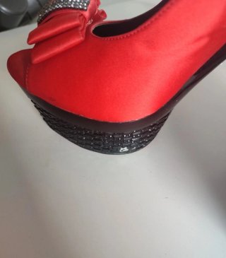 Zapatos de tacón Roberto Botella rojos y negros