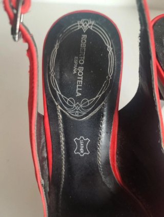 Zapatos de tacón Roberto Botella rojos y negros