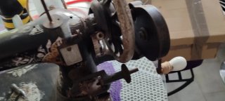 Máquina de coser antigua con manivela