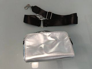 Bolso bandolera plateado con correa