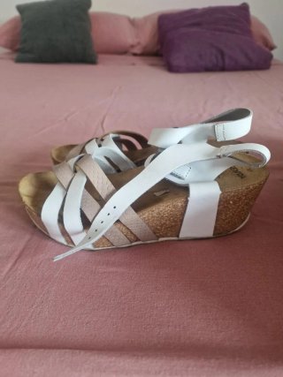 Sandalia cuña negra con tiras oferta por las tres