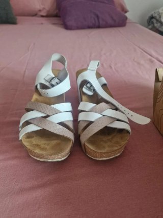 Sandalia cuña negra con tiras oferta por las tres