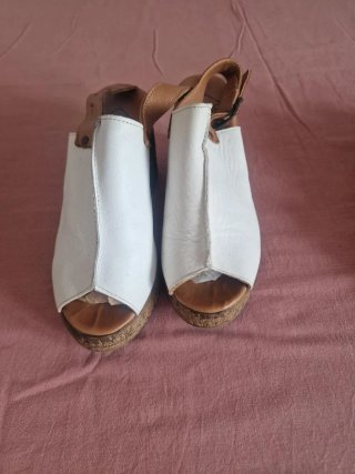 Sandalia cuña negra con tiras oferta por las tres