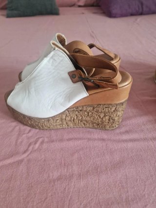 Sandalia cuña negra con tiras oferta por las tres