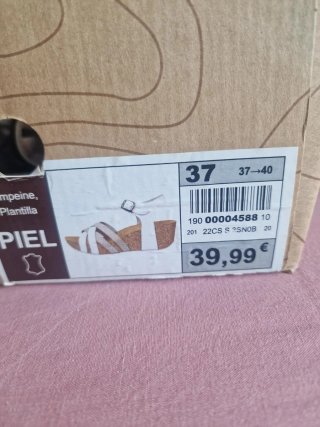 Sandalia cuña negra con tiras oferta por las tres