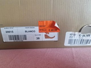 Sandalia cuña negra con tiras oferta por las tres
