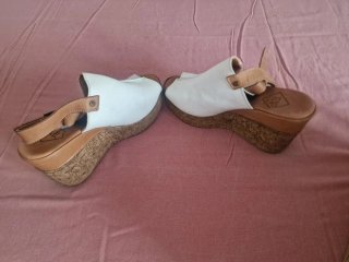 Sandalia cuña negra con tiras oferta por las tres