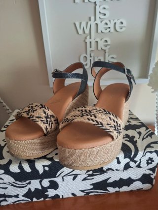 Cuñas de verano beige y negras