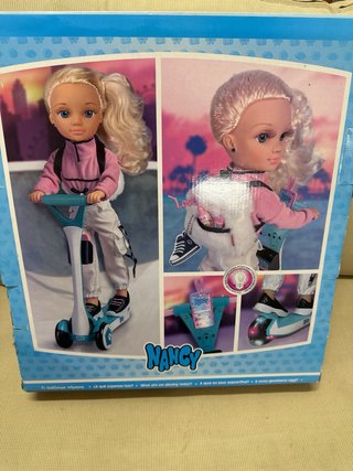 Nancy Patinete con Accesorios