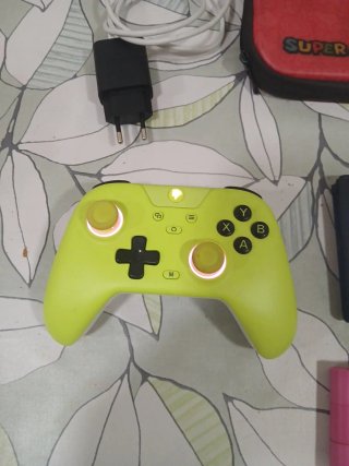 Nintendo Switch con mando verde y funda