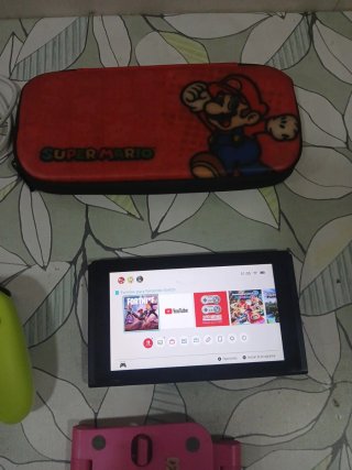 Nintendo Switch con mando verde y funda