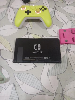Nintendo Switch con mando verde y funda