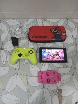 Nintendo Switch con mando verde y funda