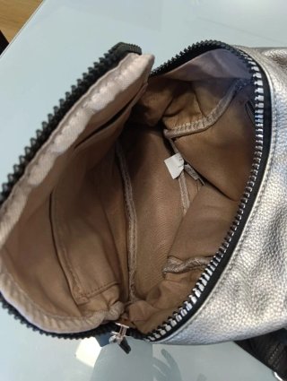 Mochila plateada pequeña