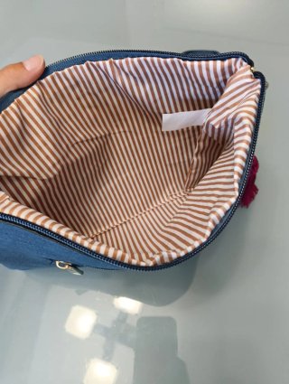Bolso azul con detalles de tachuelas