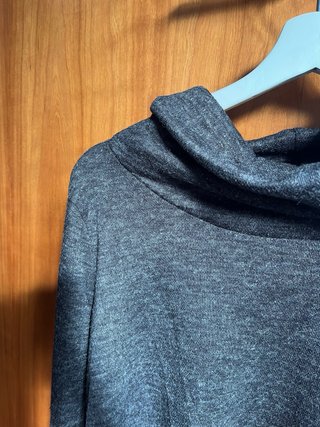 Jersey gris cuello alto con brilllo