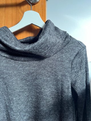 Jersey gris cuello alto con brilllo