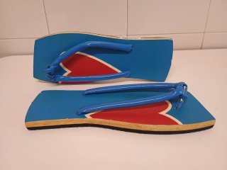 Chanclas japonesas de madera con corazón - Nuevas